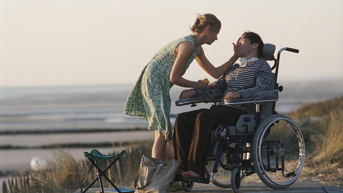 Bărbatul paralizat care a reușit să scrie o carte doar clipind. Povestea uimitoare