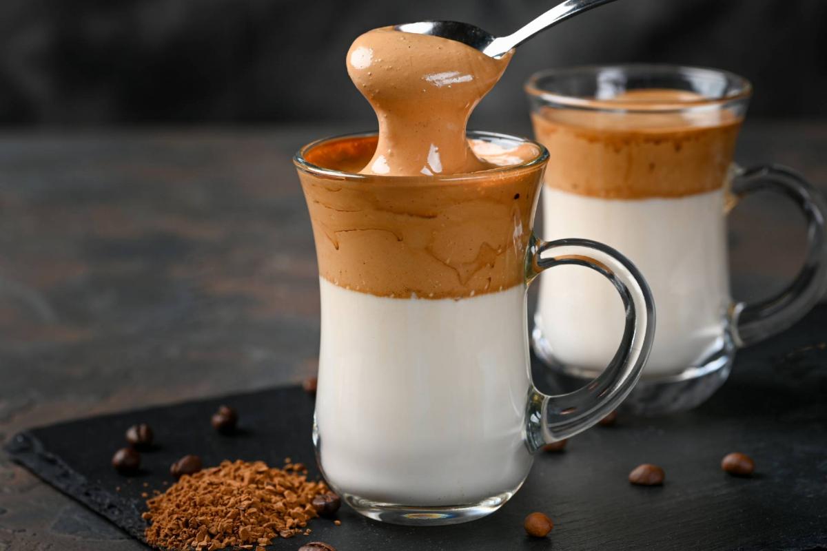 Ce este cafeaua Dalgona, de unde provine numele și ce conține de fapt