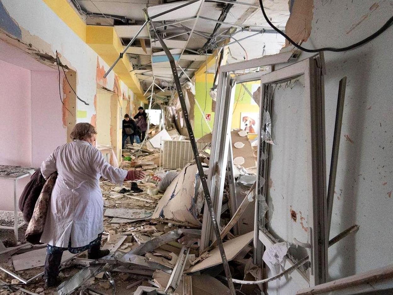 Președintele ucrainean a descris atacul asupra maternității din Mariupol drept „crimă de război”