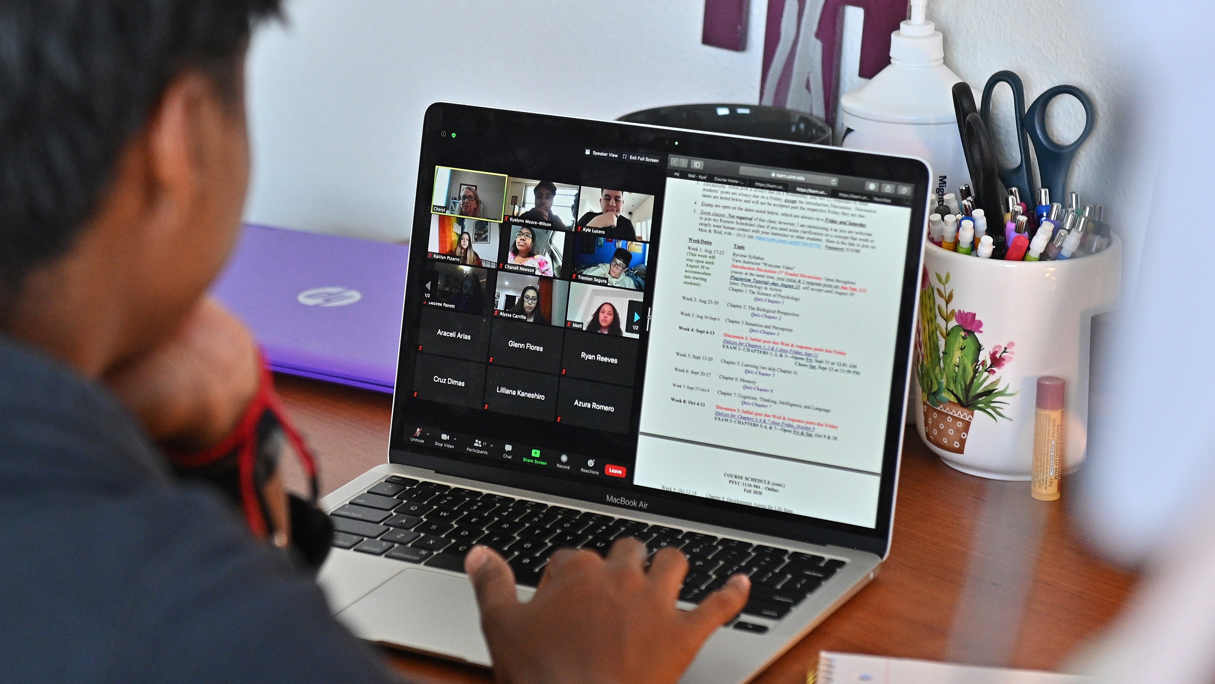 Elevii din România care vor putea să facă în continuare școala online