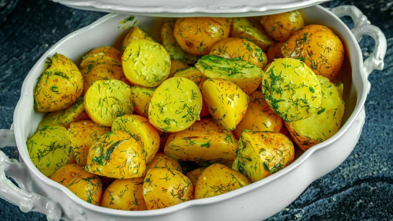 Cum poți să cureți ușor și rapid cartofii noi de coajă. Cea mai simplă metodă