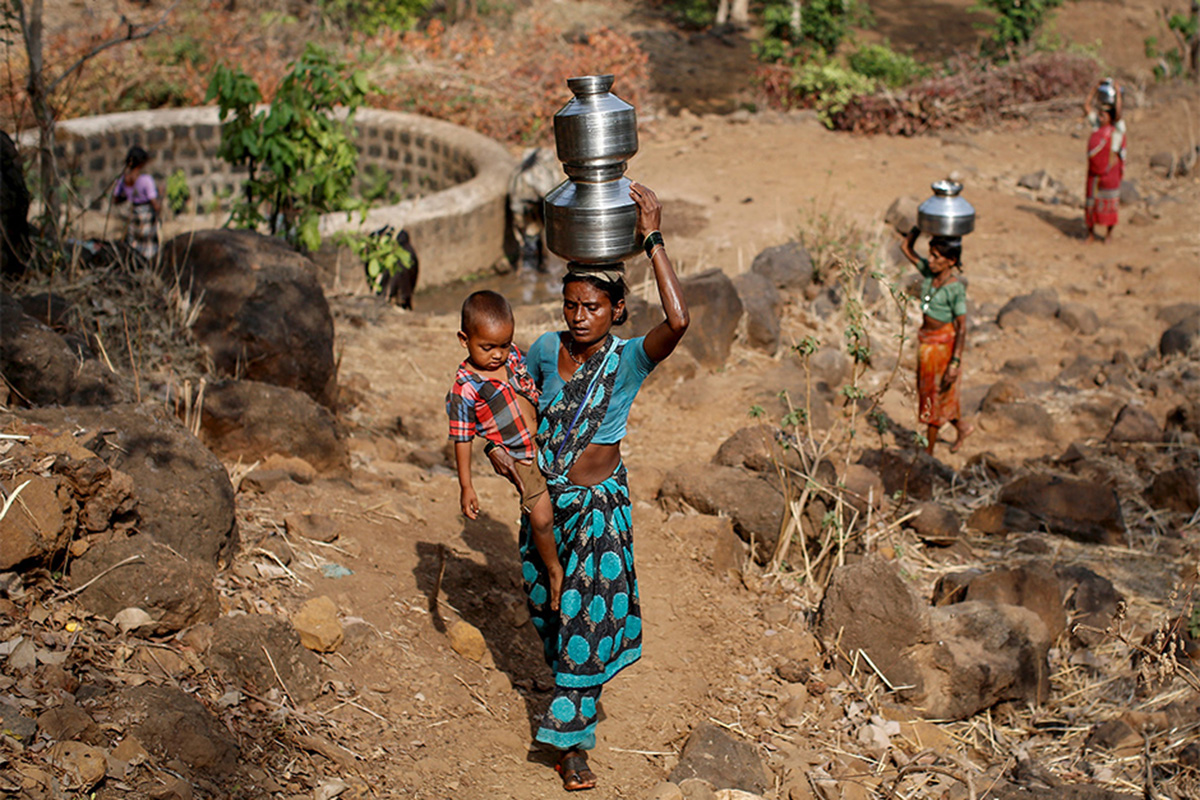 Locul din lume unde bărbații își iau mai multe soții și le pun să care apă. Ce motiv se află de fapt în spatele acestei tradiții neobișnuite