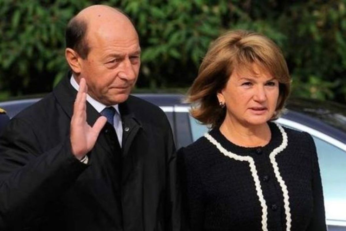 Traian Băsescu, alături de soția lui