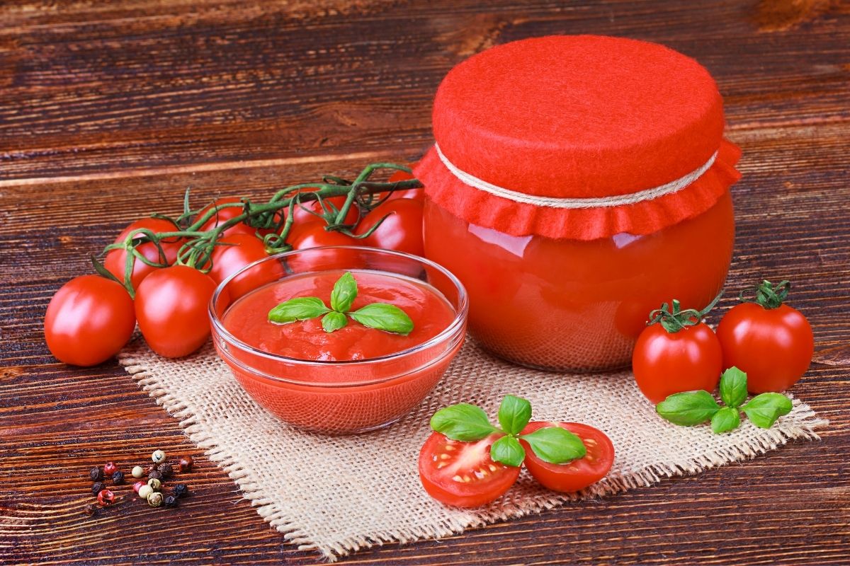 Diferența dintre bulion și pastă de tomate