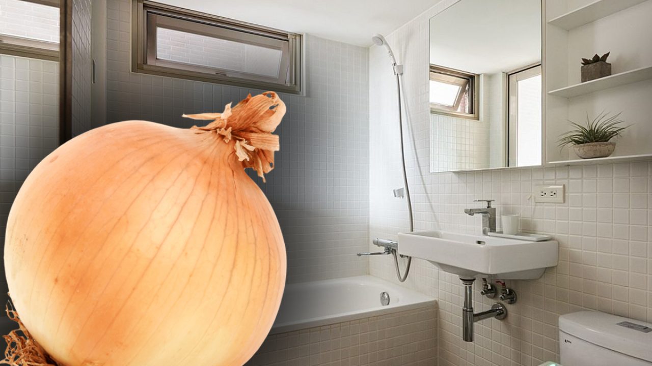 Ce se întâmplă de fapt dacă ții o ceapă în baie. Trucuri care par bizare, dar au efecte uimitoare