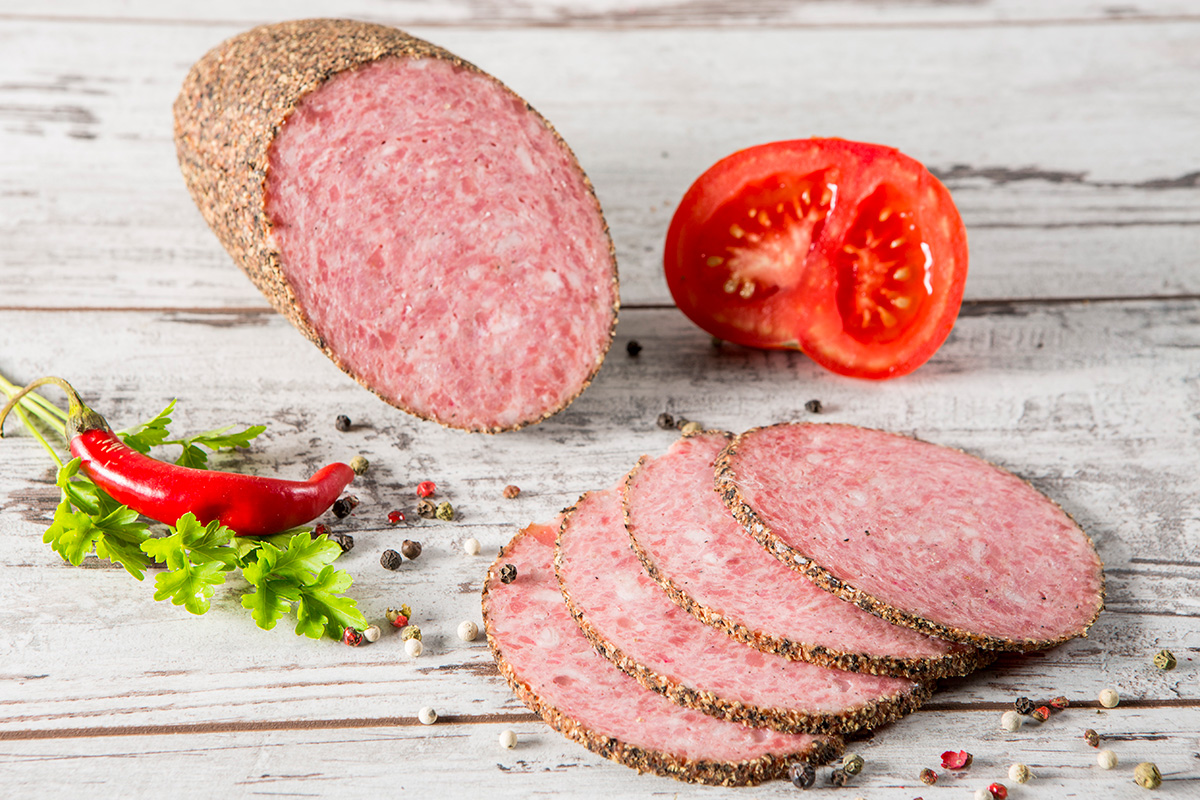 Cum să alegi un salam de calitate. 6 lucruri la care e bine să fii atent, atunci când cumperi mezeluri