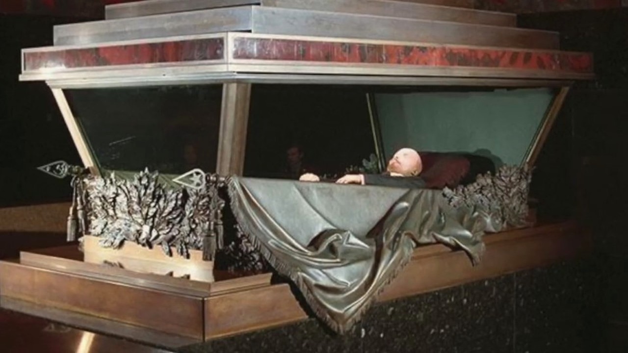 De ce Lenin nu poate fi îngropat în pământ. Trupul fostului lider sovietic se află și acum în mausoleu, la 98 de ani de la moarte