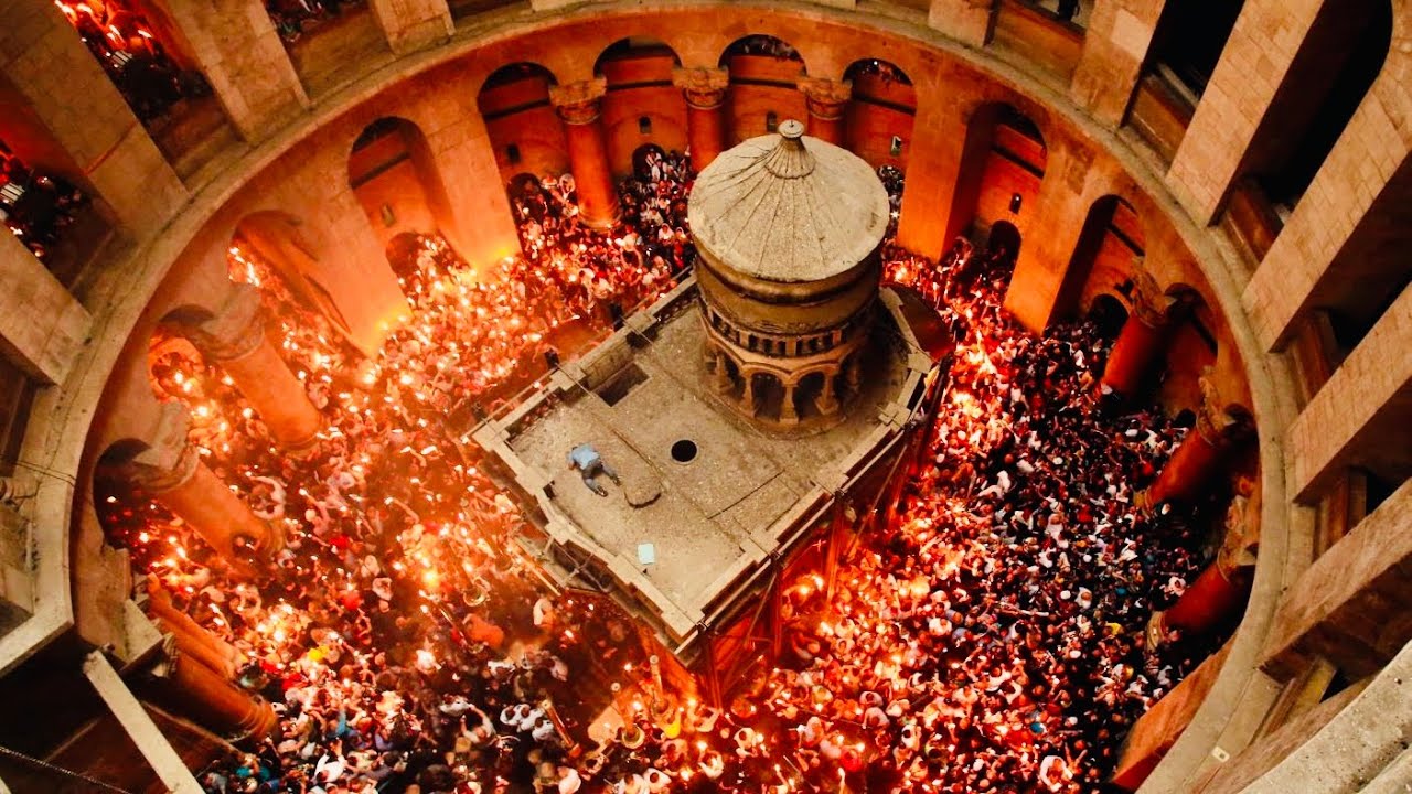 Lumina Sfântă de la Ierusalim. Cine este preotul care intră în Mormântul Sfânt și cum se aprinde de fapt lumina