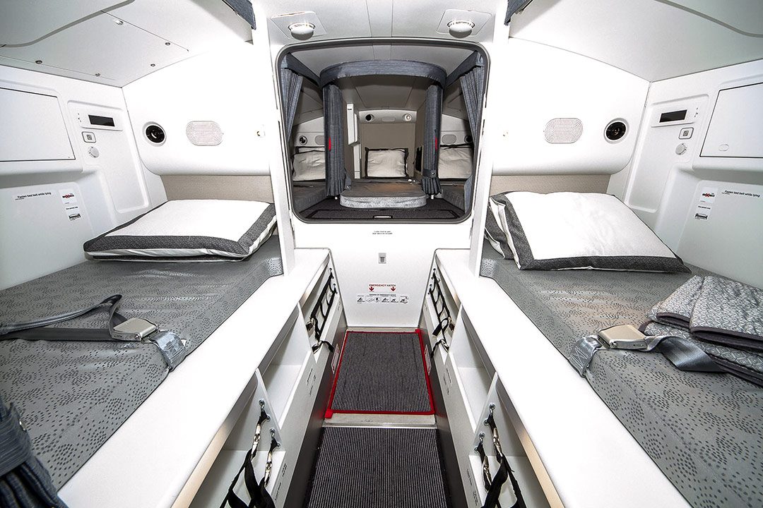 Unde dorm stewardesele și piloții. Locul secret din avion