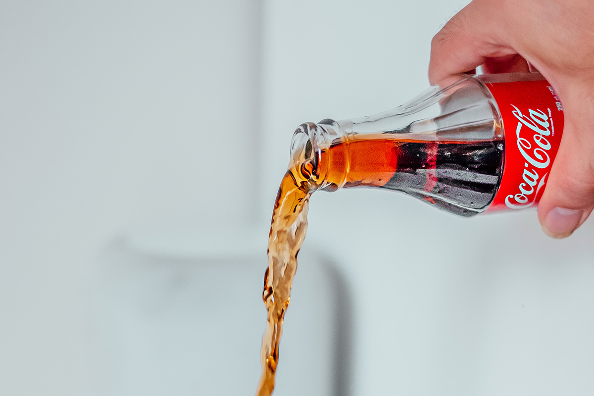 8 întrebuințări nebănuite pe care le are Cola în gospodărie. De ce să torni Cola în vasul de toaletă