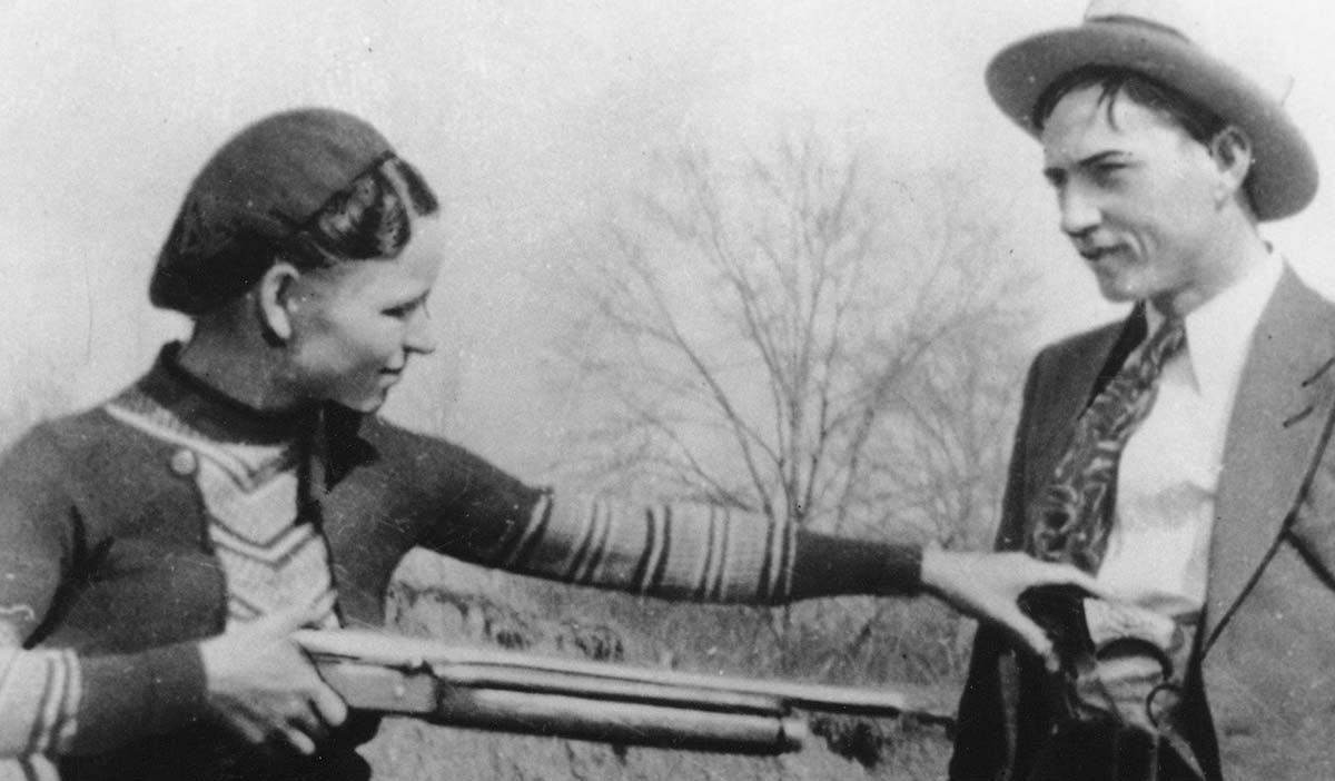 Bonnie Parker și Clyde Barrow, povestea celebrului cuplu de gangsteri americani. De ce au ajuns cei doi pe lista neagră a FBI-ului