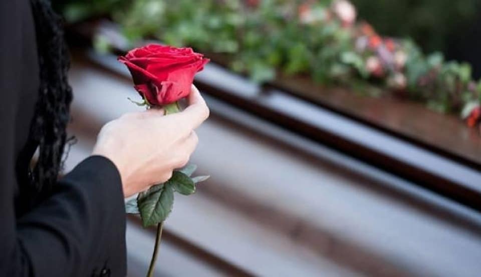 Care este diferența dintre ajutor de deces și ajutor de înmormântare