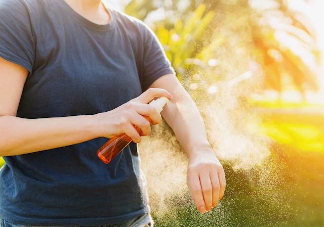 Cum să-ți prepari acasă un spray anti-insecte