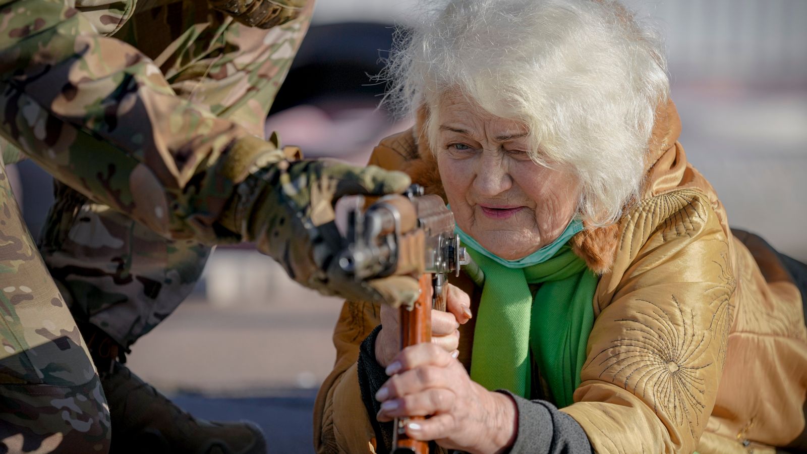 Înainte de izbucnirea războiului, femei de toate vârstele au învățat tehnici de autoapărare și de supraviețuire