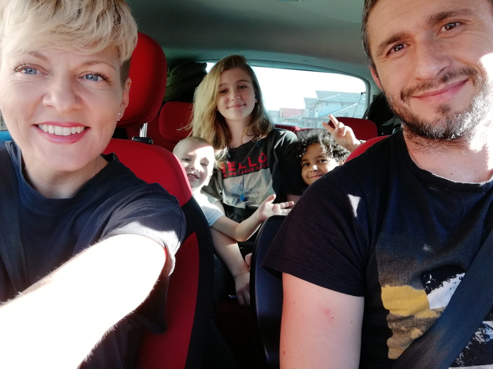 Dana Nălbaru și Dragoș Bucur, alături de copiii lor