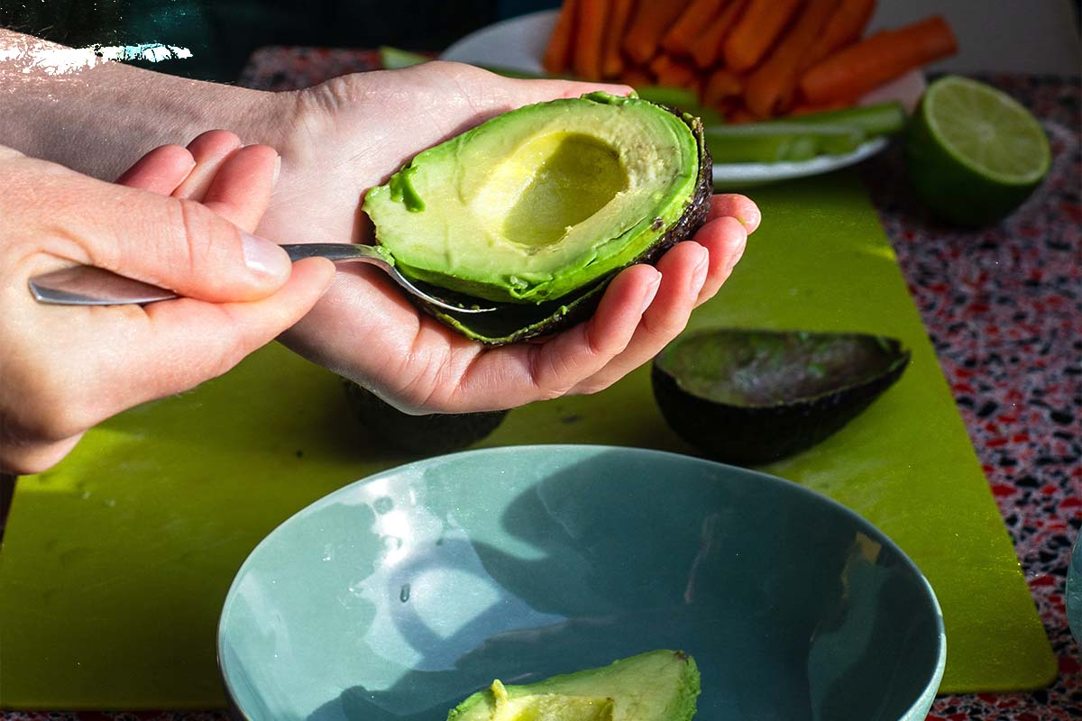 De ce să nu arunci cojile de avocado. 3 moduri nebănuite în care le poți utiliza