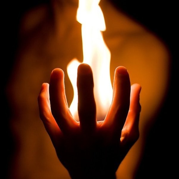 De unde provine și cum a luat naștere expresia „a băga mâna în foc pentru cineva”