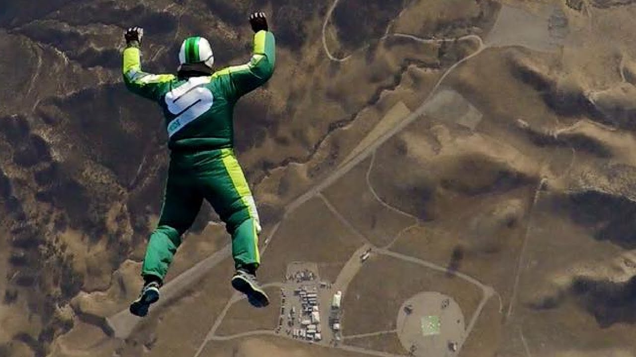 Luke Aikins, bărbatul care a sărit dintr-un avion, de la 7620 de metri înălțime, fără parașută
