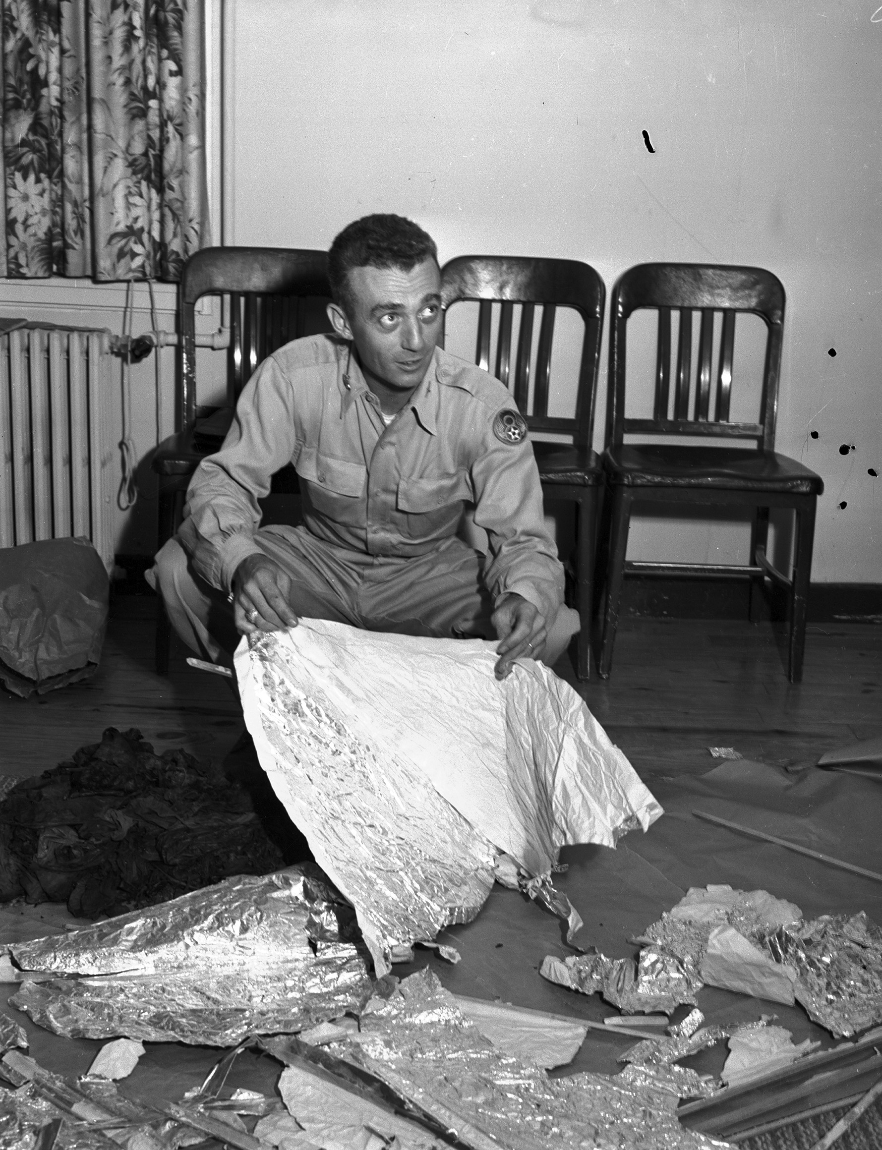 Maiorul Jesse A. Marcel, ținând în mână resturi de folie de la locul prăbușirii OZN-ului din Roswell, New Mexico, iulie 1947