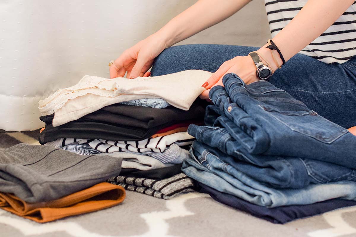 3 metode simple pentru a îndepărta petele de transpirație de pe haine. Îți vor ușura viața