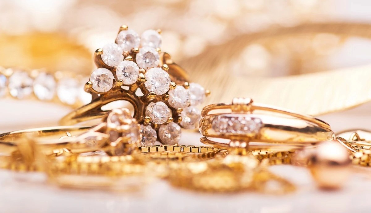 Ce se întâmplă dacă pui bijuteriile înnegrite într-un pahar de bere. Trucul bizar, efecte uimitoare