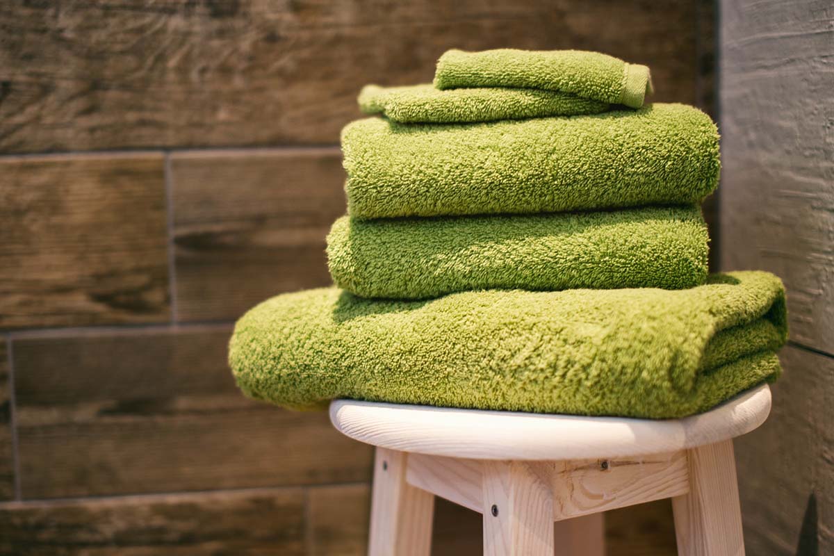 Ingredientul banal care elimină mirosul de umezeală din prosoapele de baie. Este la îndemâna tuturor