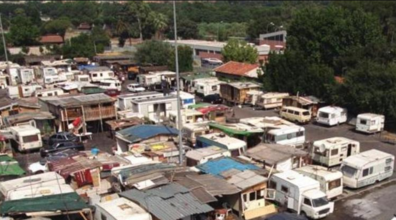 Italia dă câte 10.000 de euro fiecărui rom care pleacă din taberele de nomazi