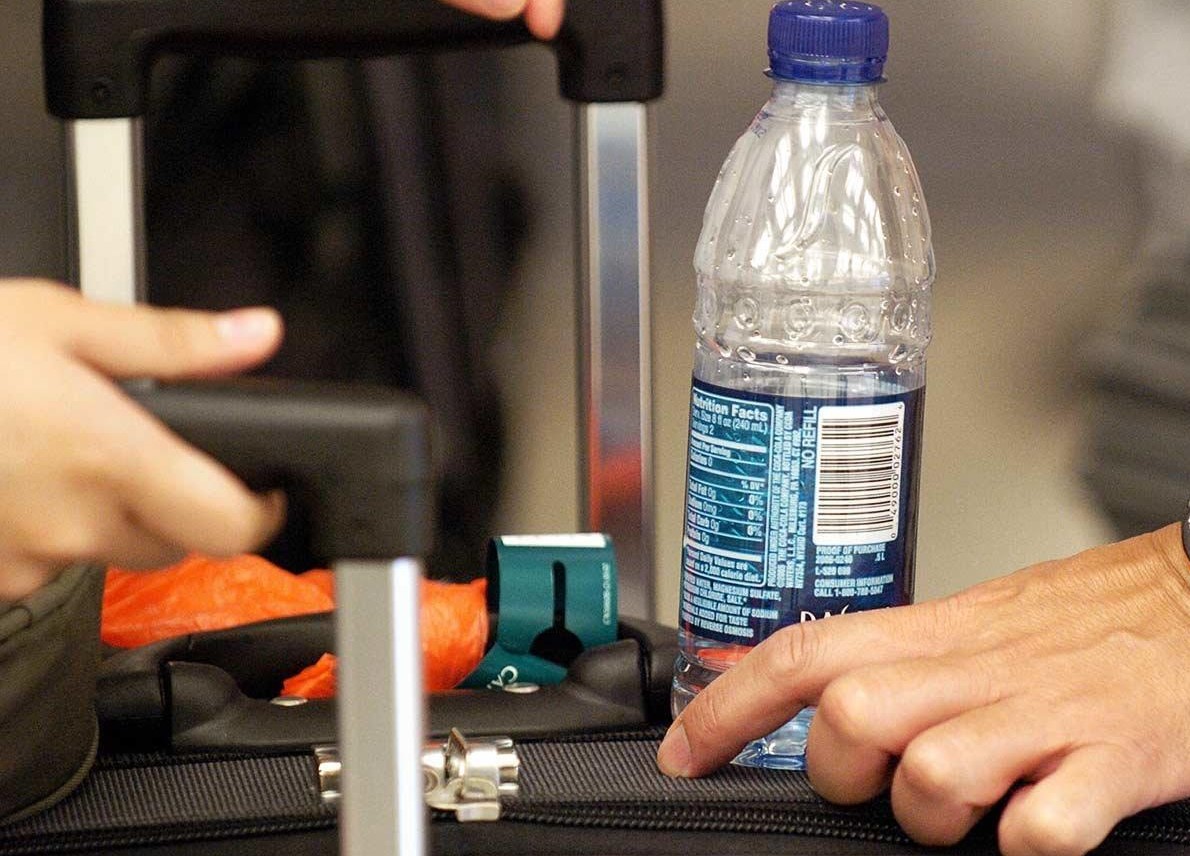 Стеклянная бутылка в самолет. Бутылка воды в самолете. Жидкость в ручной клади. Жидкости в самолет ручная кладь. Жидкости в аэропорту.