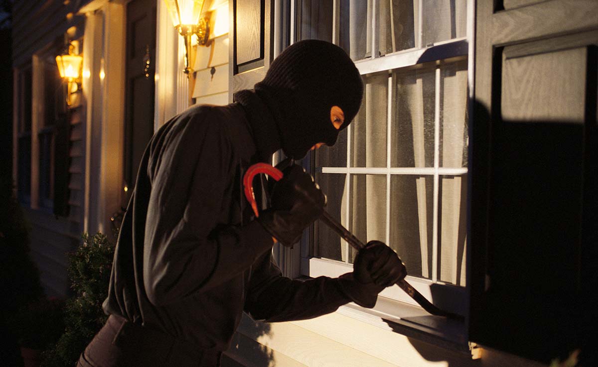 Șase sfaturi și trucuri utile pentru a-ți feri casa de hoți. Ce e bine să ții la intrarea în casă