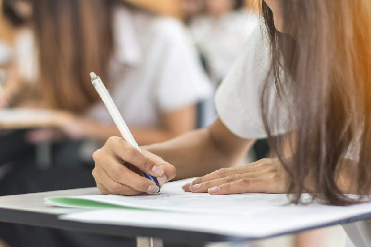 Câți bani primesc elevii care au luat 10 la Bac sau la Evaluarea Națională, în 2022