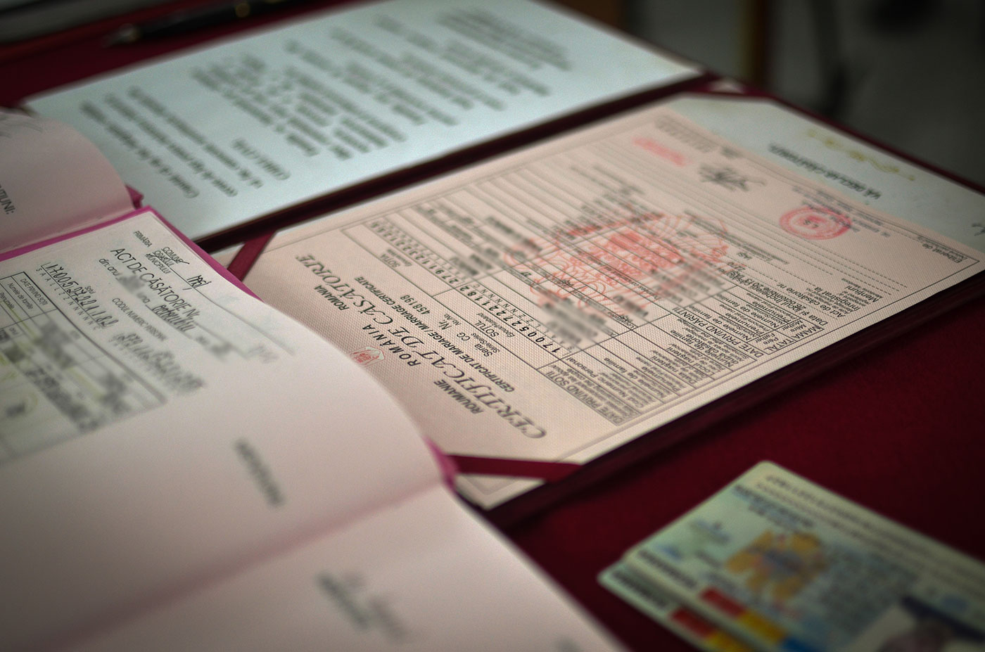 Ce riscă o femeie din Iași, care a divorțat fără ca soțul ei să știe. El era plecat la muncă în Anglia. Când s-a întors în țară, era deja căsătorită cu alt bărbat