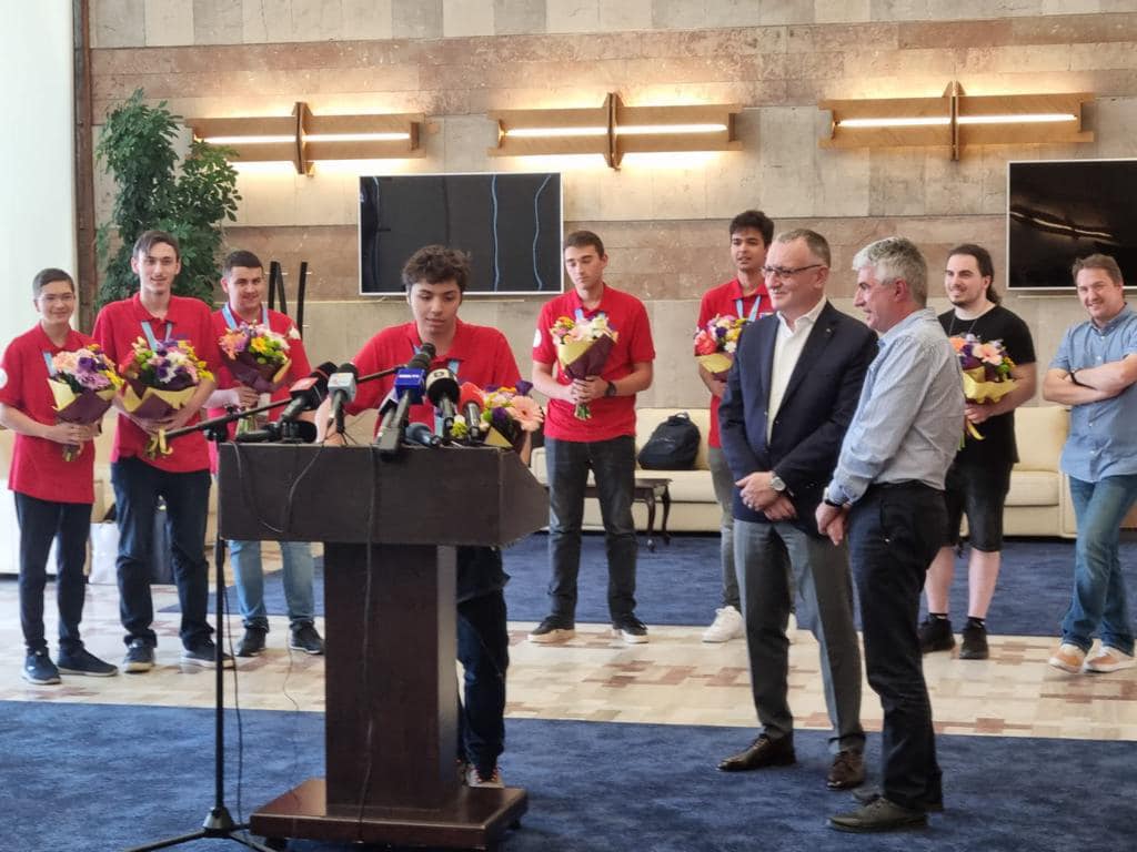 Cei 6 elevi români care au câștigat medalii de aur și argint la matematică. S-au clasat pe locul 5 în lume