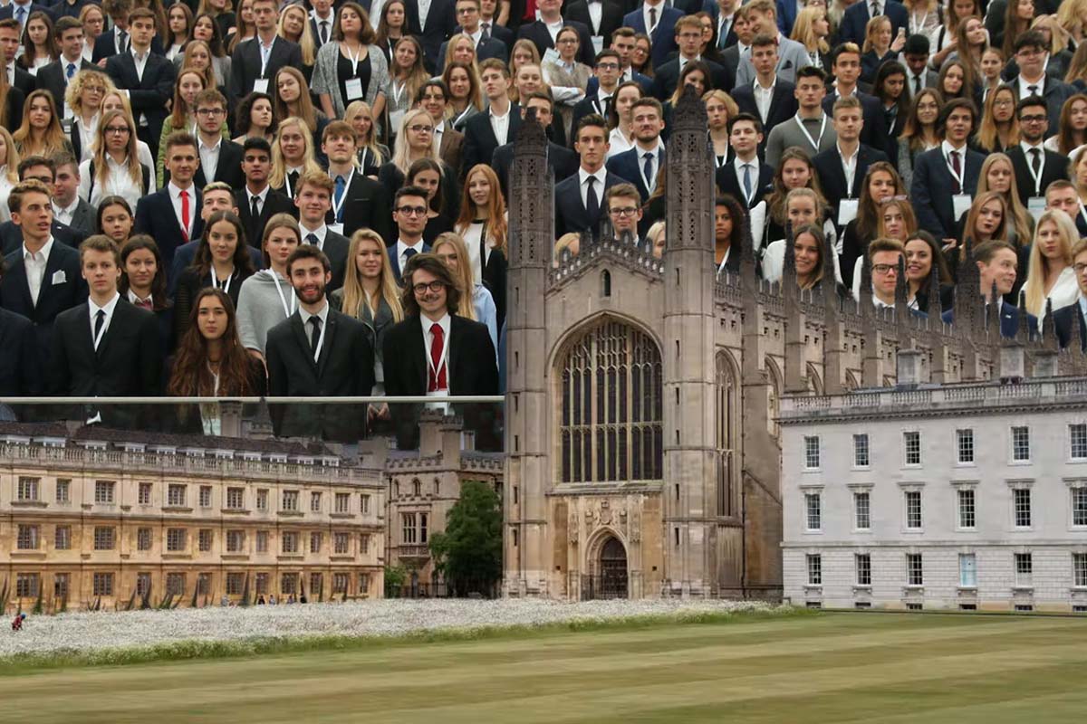 Copiii deștepți ai României. Elevi care s-au remarcat în sistemul britanic de învățământ pentru rezultate deosebite