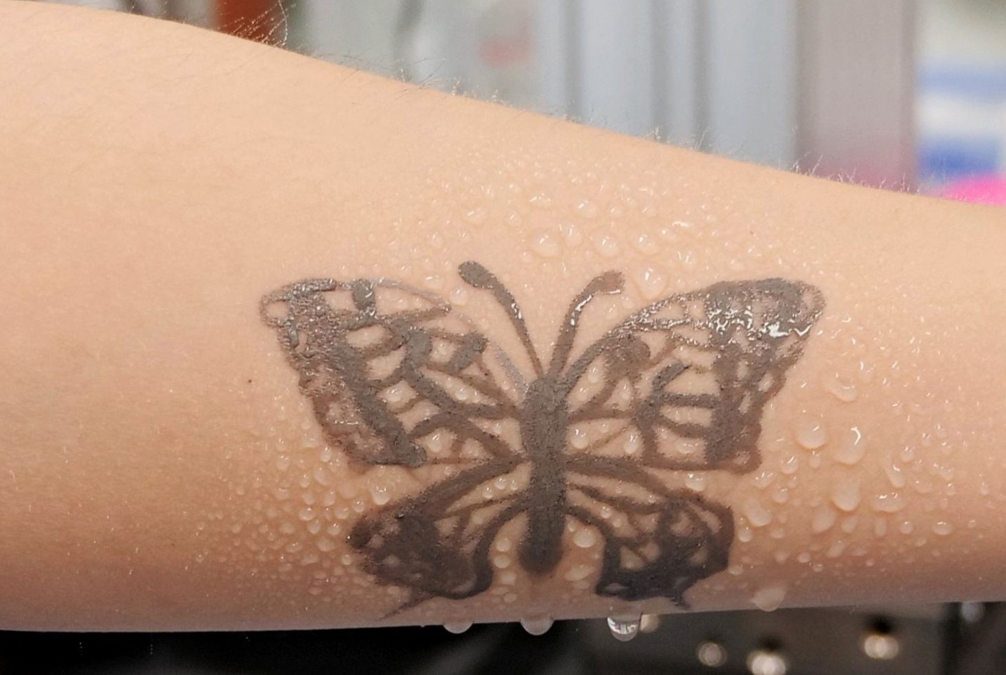 Ce este tatuajul nanotehnologic pentru monitorizarea sănătății și cum funcționează