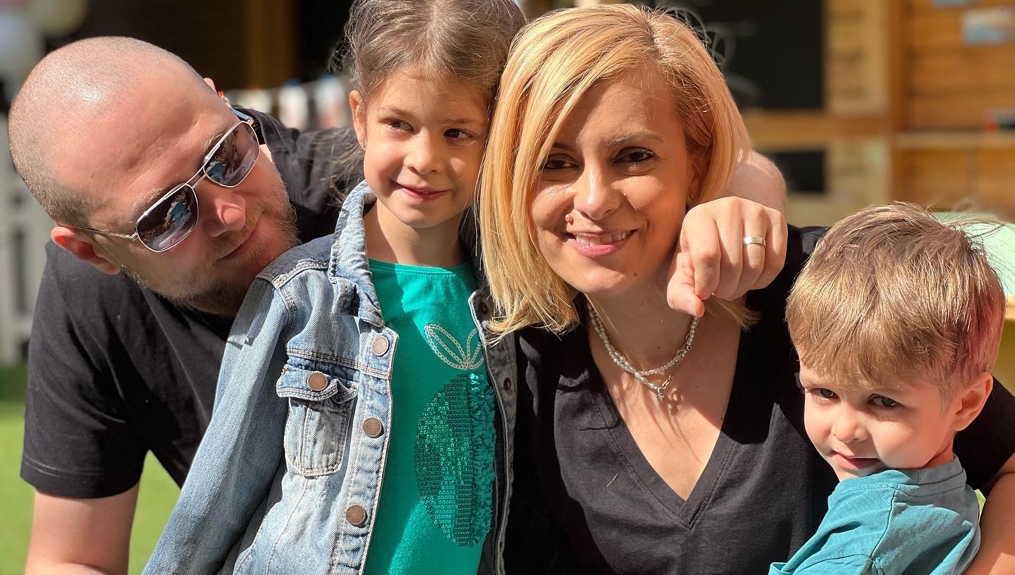 Ce sumă a plătit Simona Gherghe, în Grecia, pentru controlul medical al fiicei sale. Vedeta a uitat să facă asigurarea de călătorie