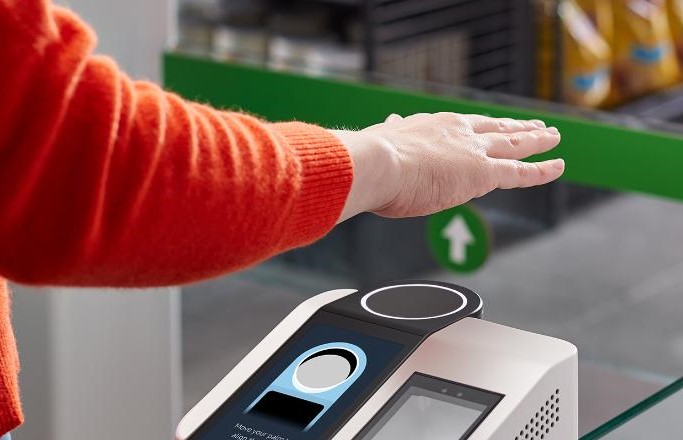 Unde vei putea plăti cumpărăturile cu palma. Un retailer internațional introduce acest sistem inovativ de plată