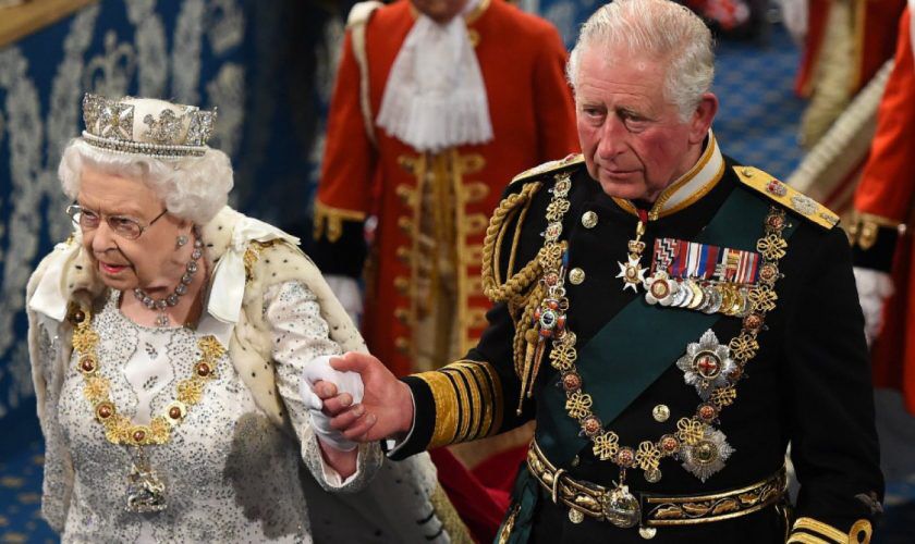 Regina Elisabeta și fiul ei, Charles