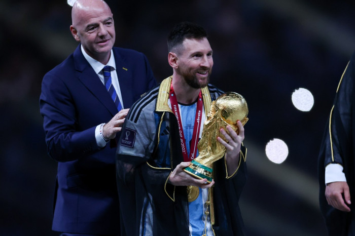 Ce este Bisht, mantia cu care Messi a fost îmbrăcat de emirul Qatarului