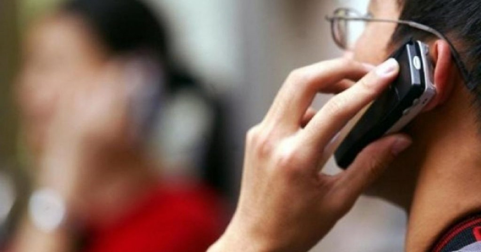 Telefoanele care emit cele mai multe radiaţii şi te pot băga în spital. Care sunt cele mai puţin nocive