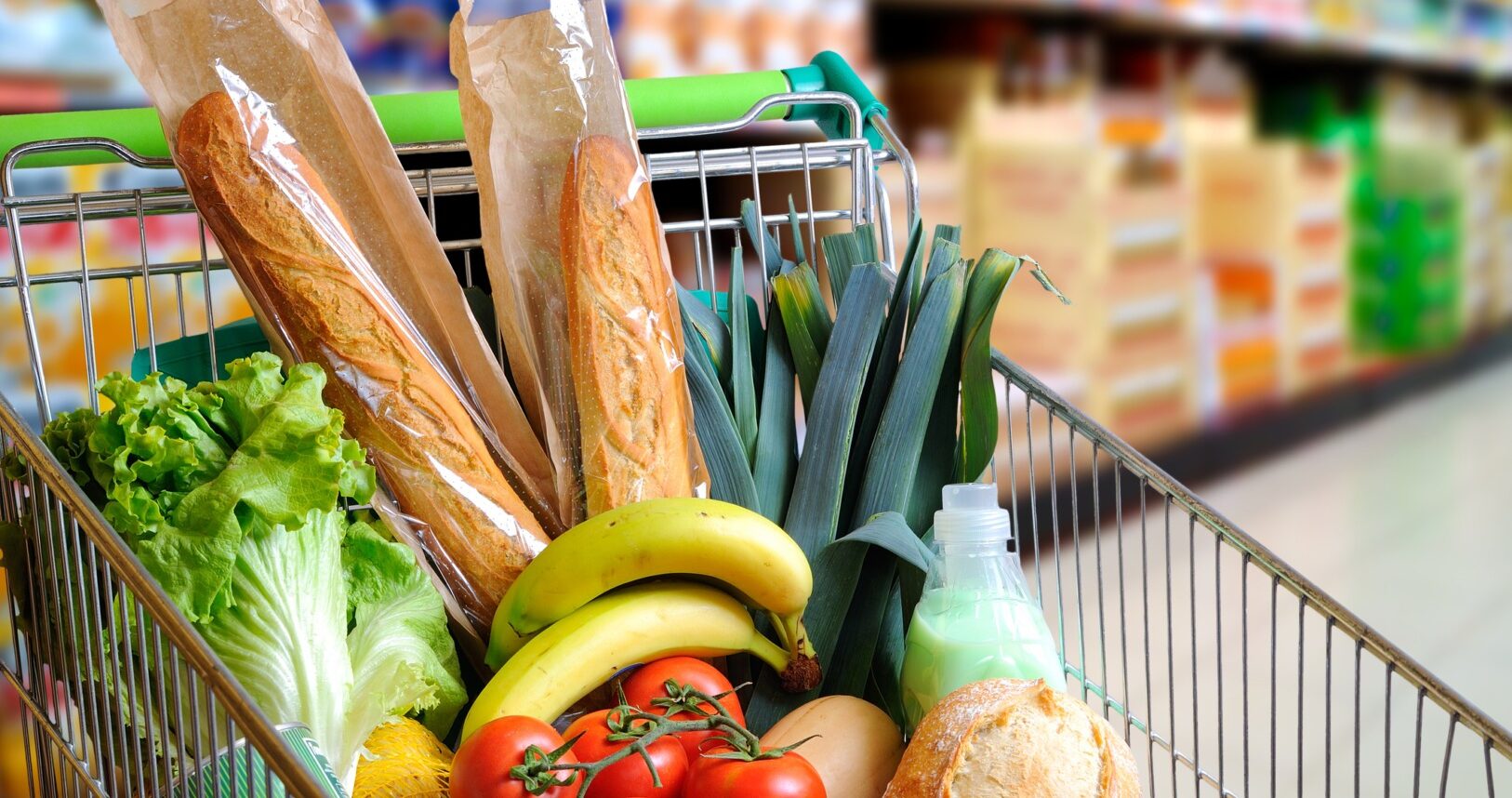 Se ieftinesc alimentele produse în România. Reacţii dure din partea proprietarilor de magazine