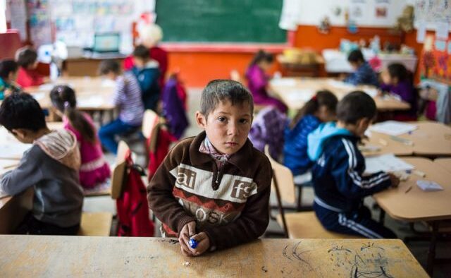 Peste 400.000 de copii vor primi tichete sociale de 500 de lei. Cum trebuie folosiţi banii