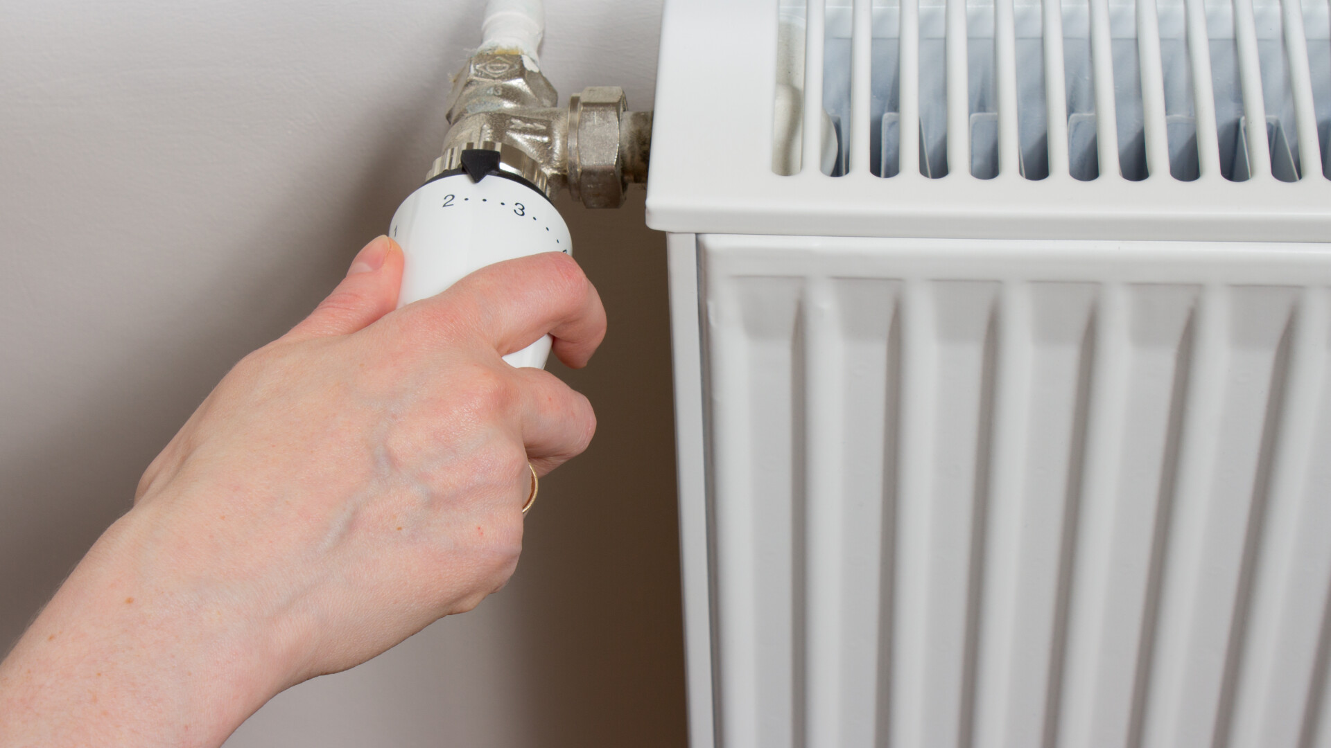 Este bine sau nu să oprim căldura când plecăm de acasă? Ce spun specialiştii: avantaje şi dezavantaje