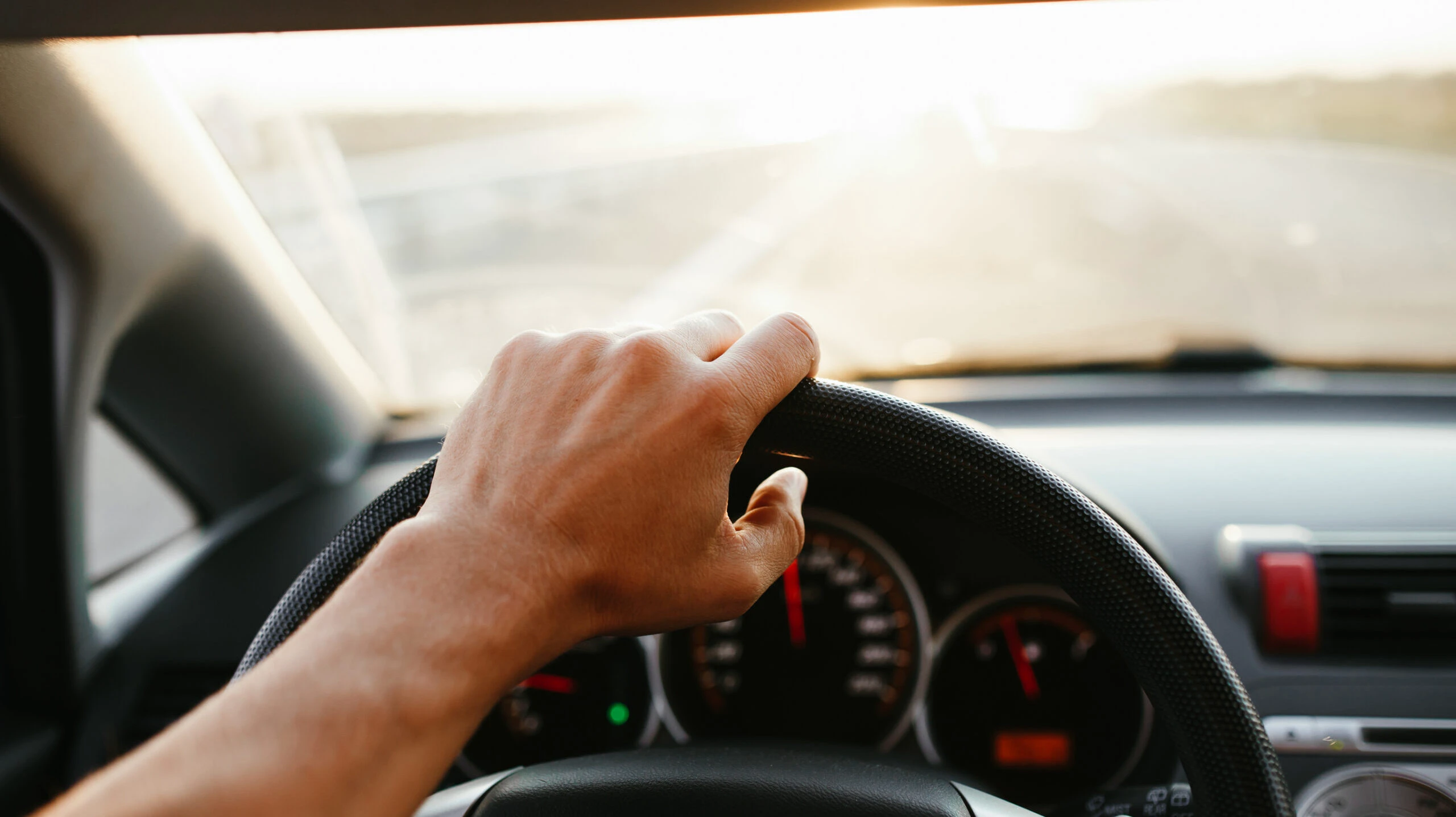 Cum poţi să conduci legal o maşină chiar dacă nu ai permis. Care este singura condiţie