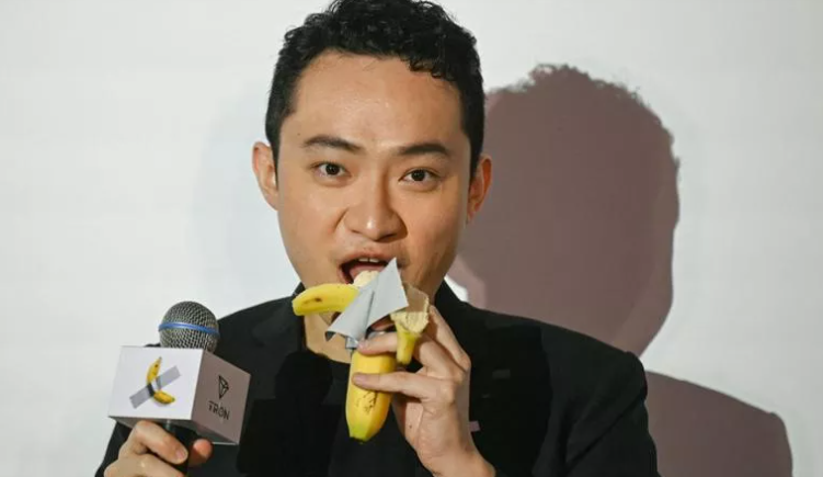 Justin Sun a mănâncat banana pe care a plătit 6,2 milioane de dolari