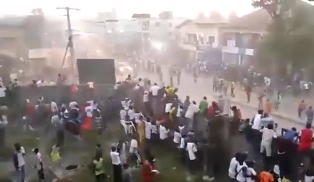 Ciocniri în timpul unui meci de fotbal: zeci de morți în Guineea din moftul unui lider militar