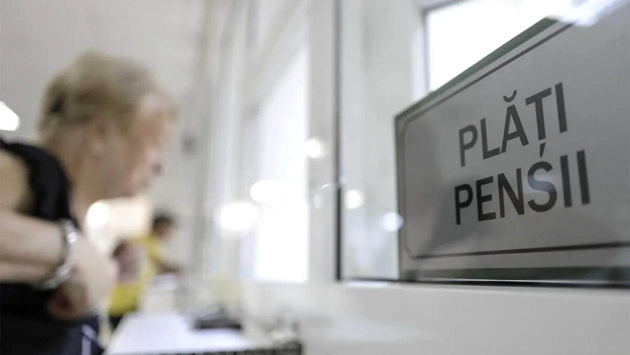 Care români vor primi a 13-a pensie în 2025. La ce dată intră banii pe card sau sunt aduşi de postaş