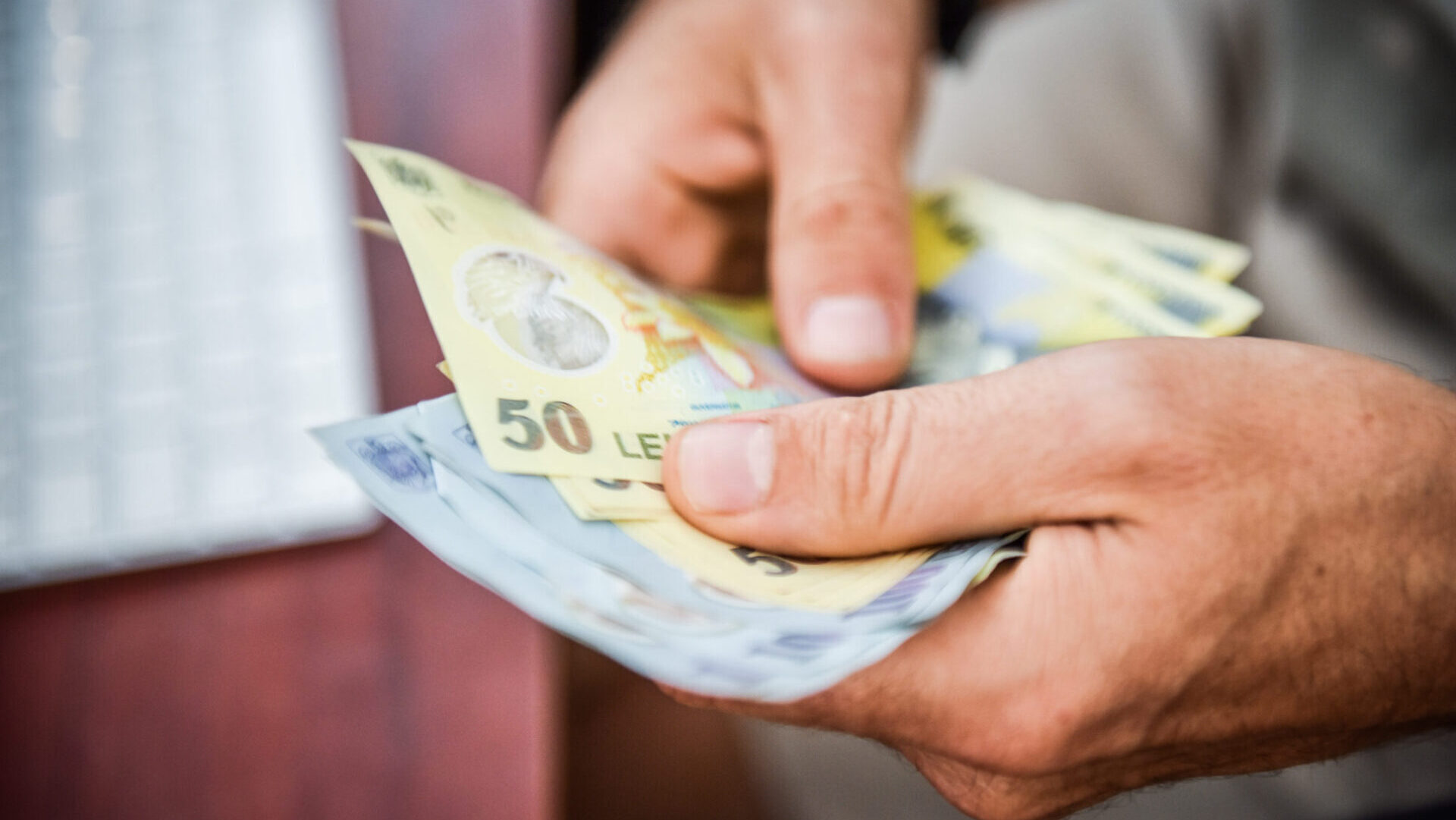 Care români nu sunt obligaţi să plătească CASS. Asigurările sociale de sănătate reprezintă 10% din salariul brut