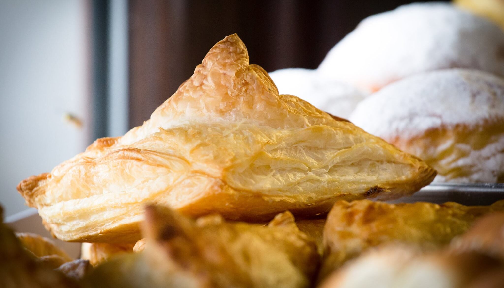 Pericolul ascuns din patiserie. Ce conţin, de fapt, produsele adorate de români