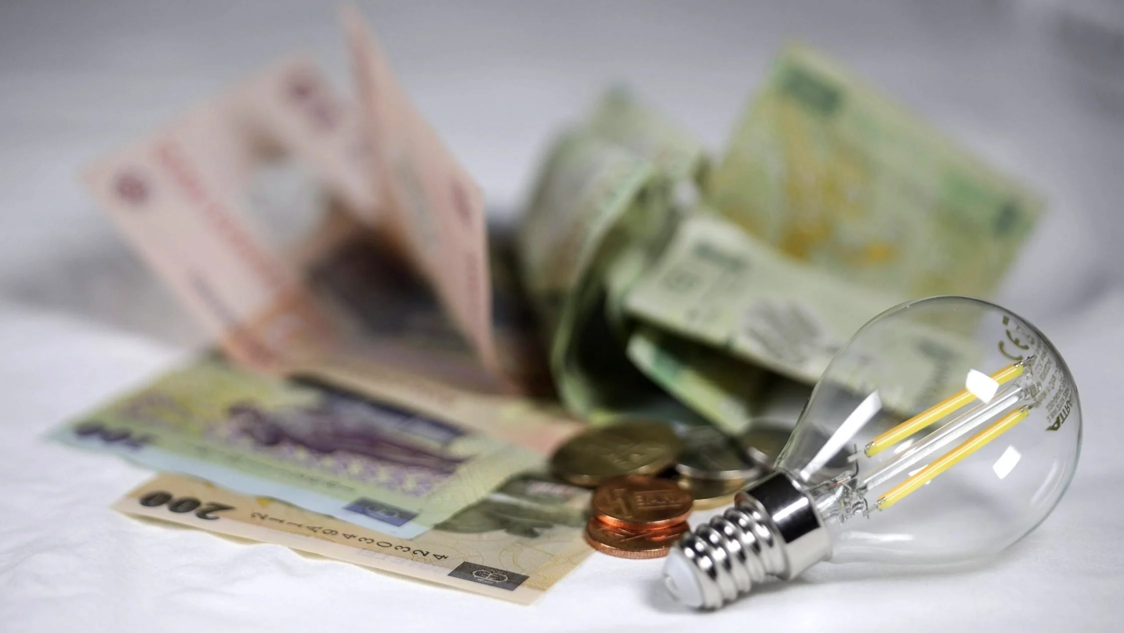 Ce se va întâmpla după expirarea plafonării la energie. Statul pregăteşte ajutoare pentru unii români