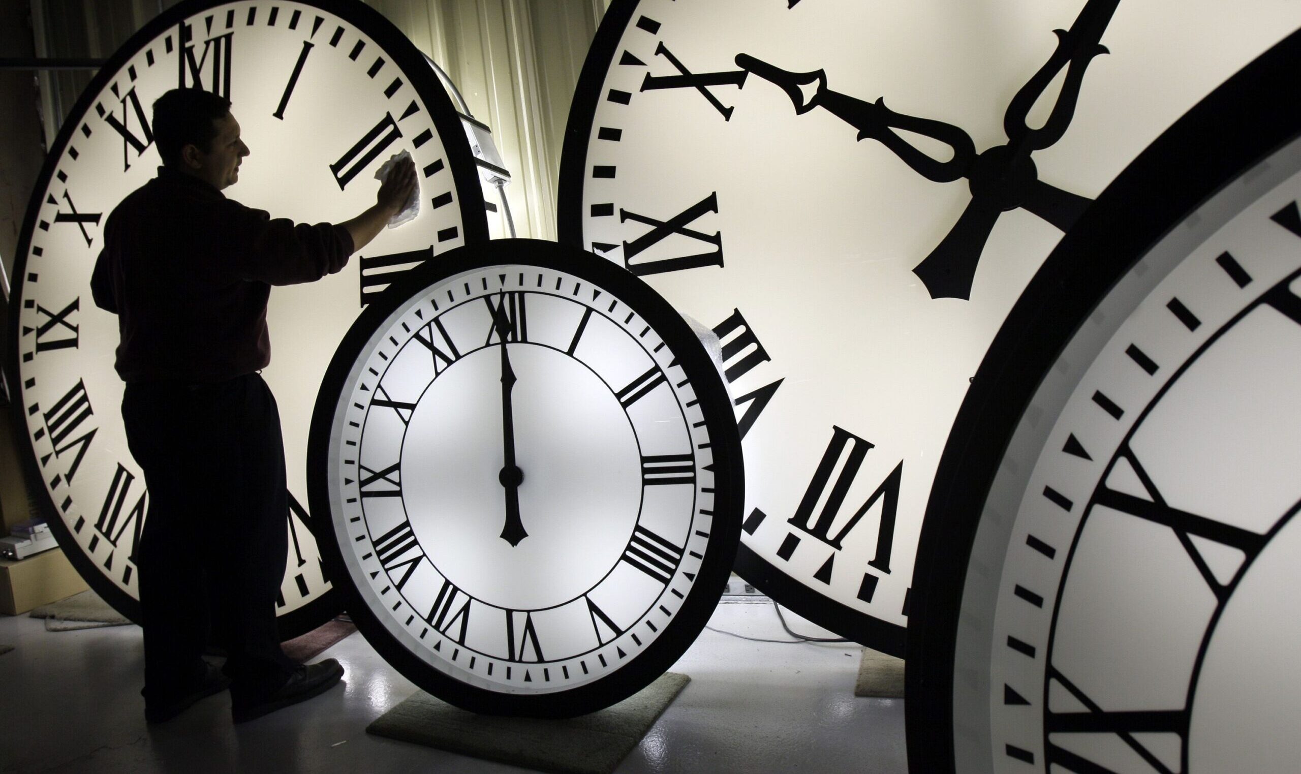 România trece la ora de vară în 2025. Să nu uitaţi să potriviţi ceasurile la noapte!